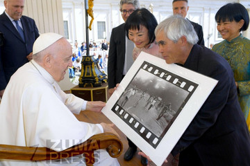 Nhiếp ảnh gia Nick Út tặng ''Em bé Napalm' cho Giáo Hoàng