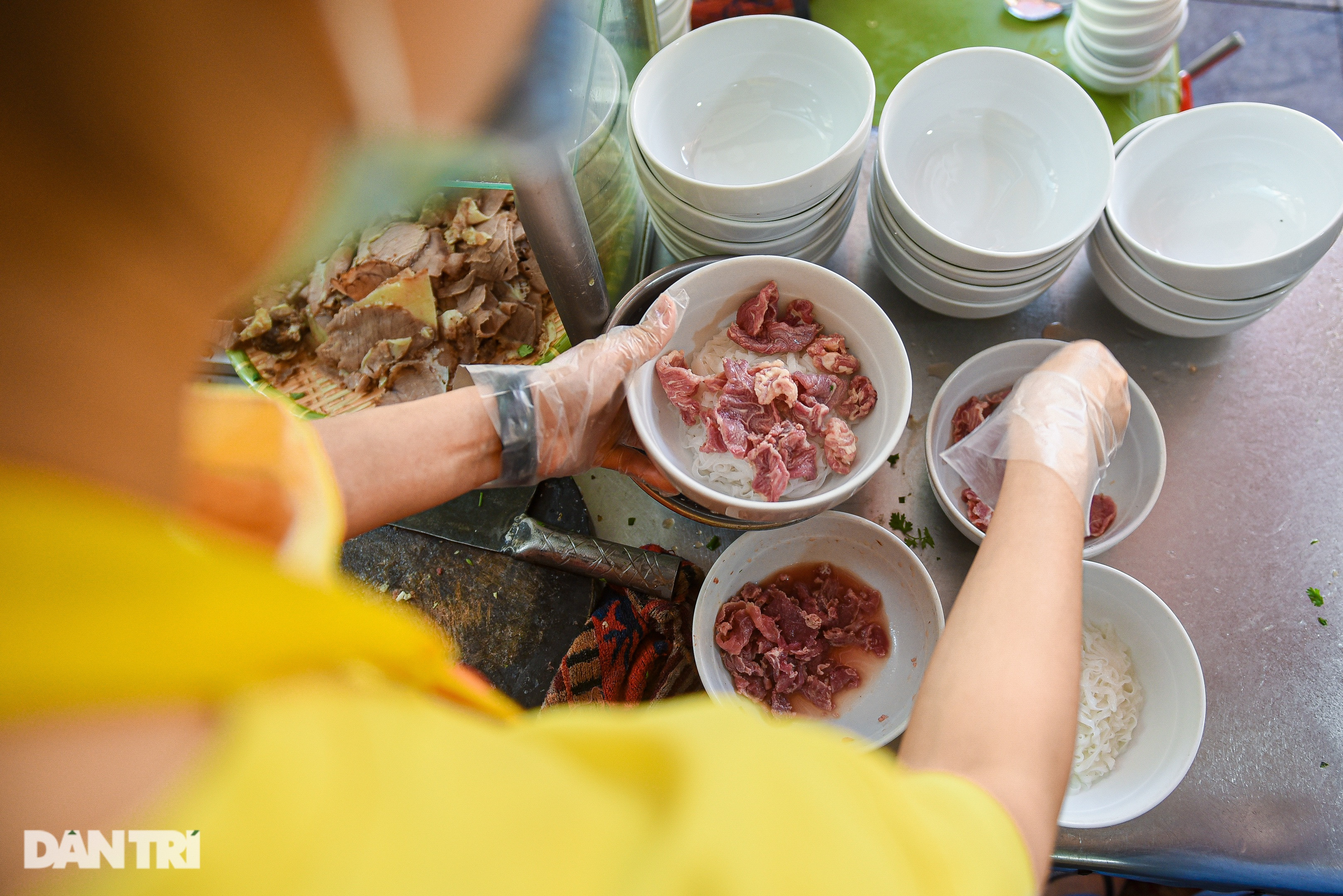 Quán phở 70 tuổi ở Hà Nội, ông chủ bán vèo 400 bát trong vài giờ - 4