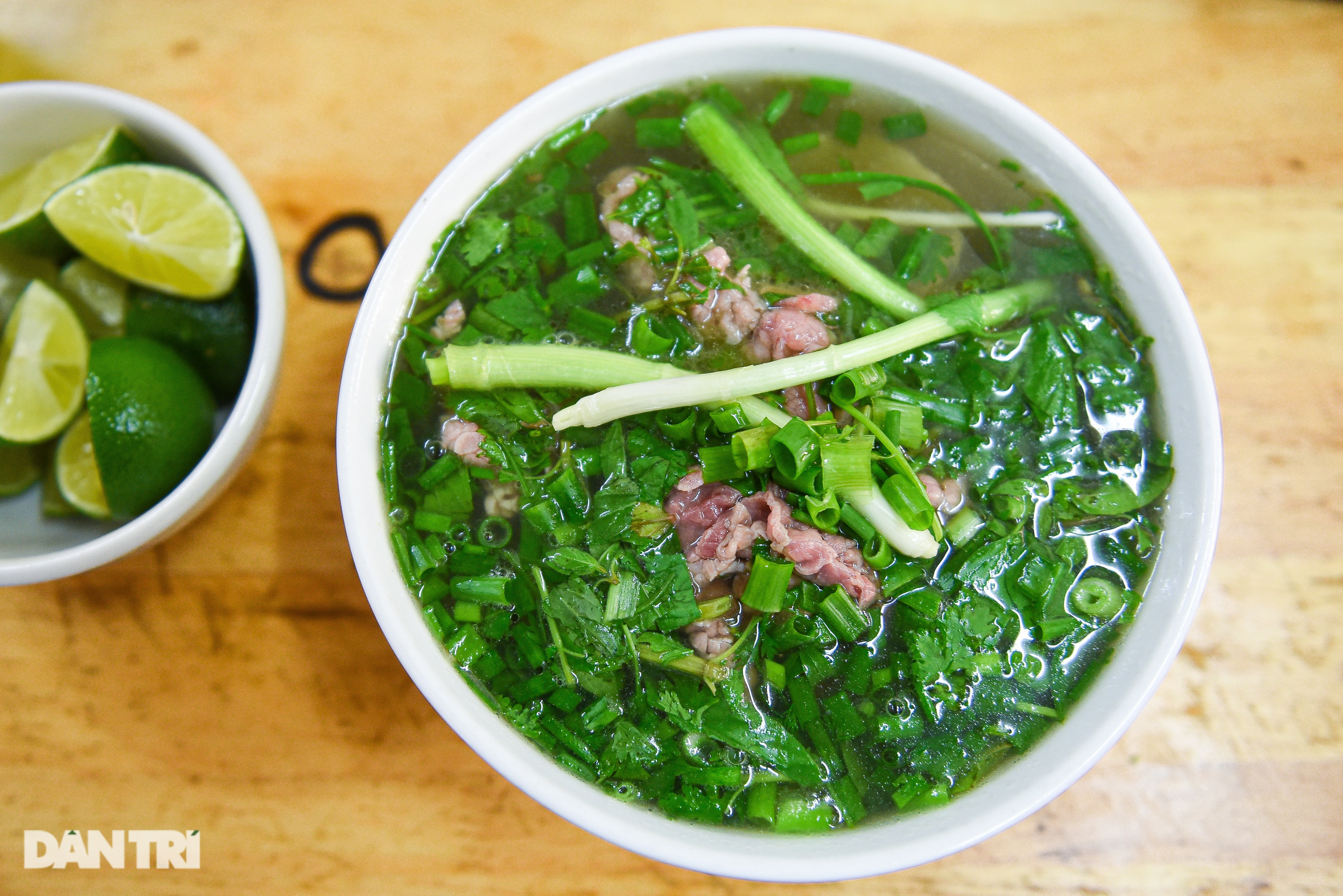 Quán phở 70 tuổi ở Hà Nội, ông chủ bán vèo 400 bát trong vài giờ - 7