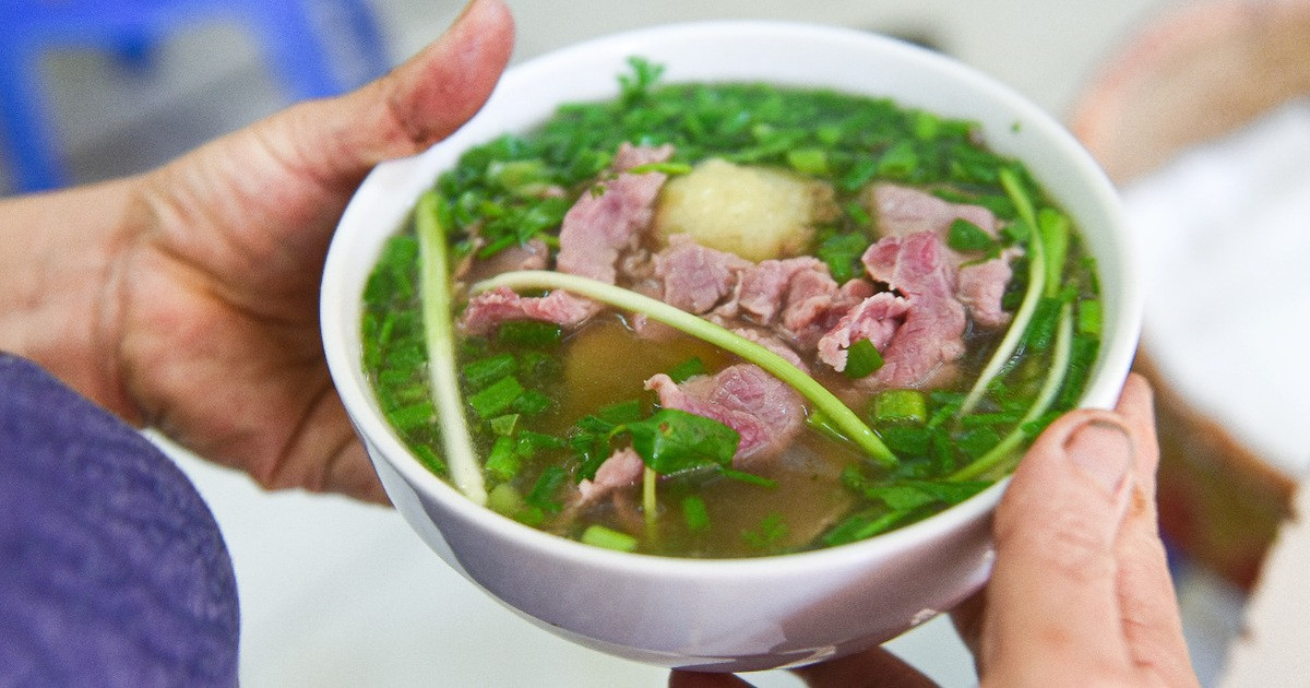 Quán phở 70 tuổi ở Hà Nội, ông chủ bán vèo 400 bát trong vài giờ