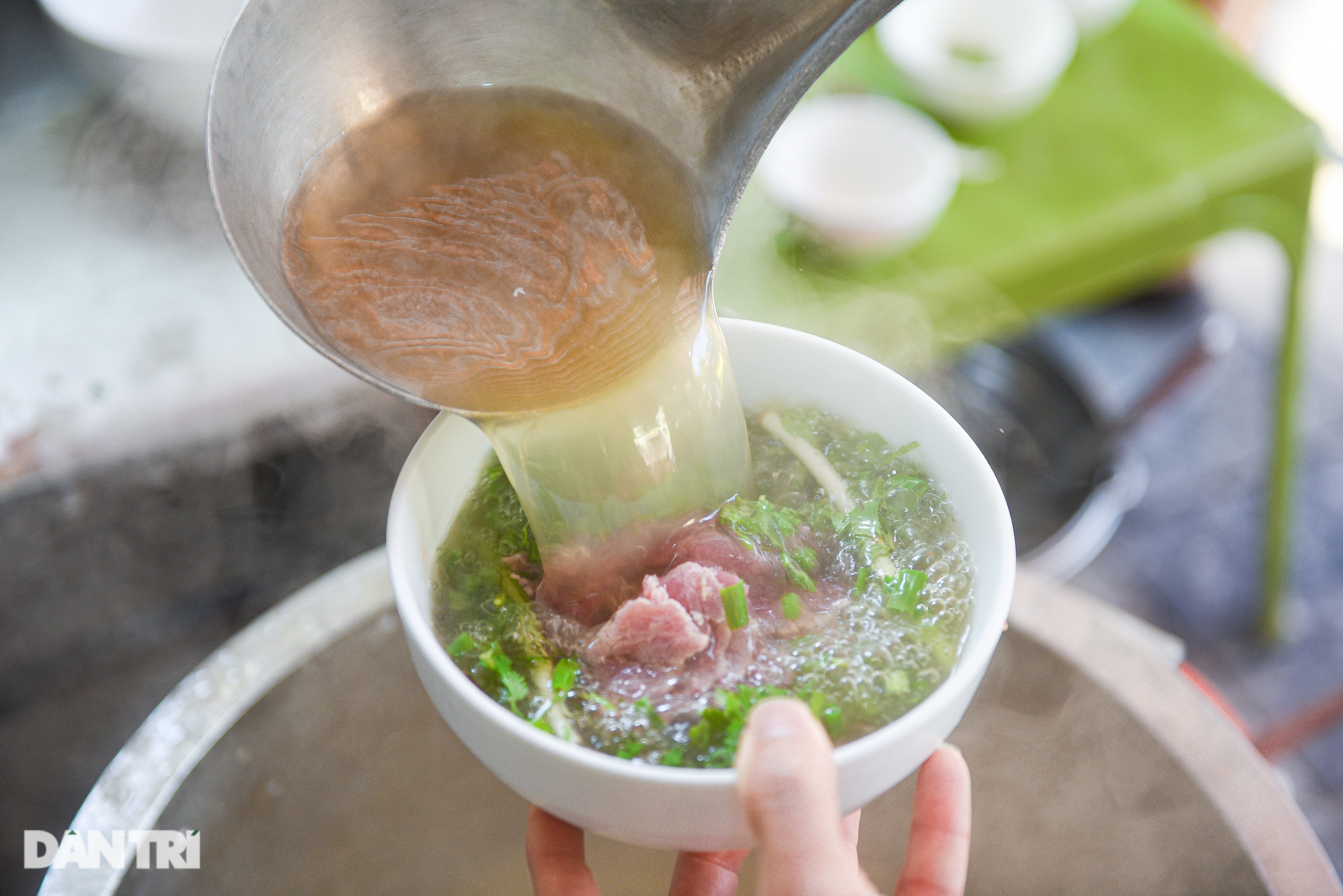 Quán phở 70 tuổi ở Hà Nội, ông chủ bán vèo 400 bát trong vài giờ - 6