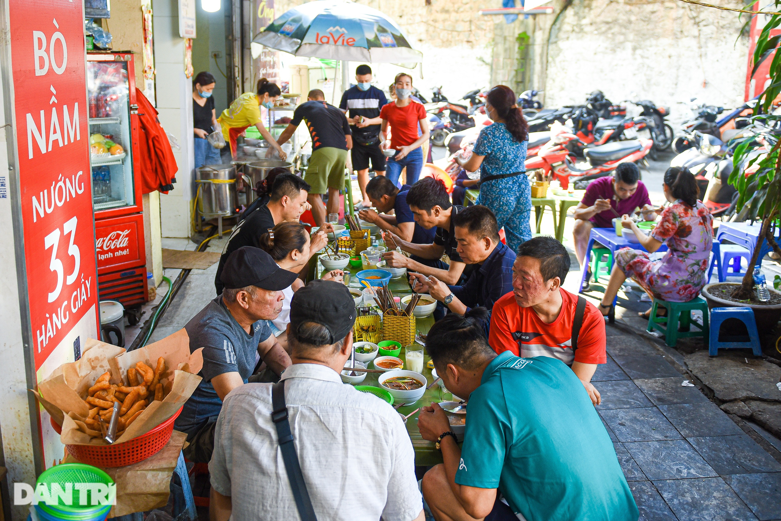 Quán phở 70 tuổi ở Hà Nội, ông chủ bán vèo 400 bát trong vài giờ - 1