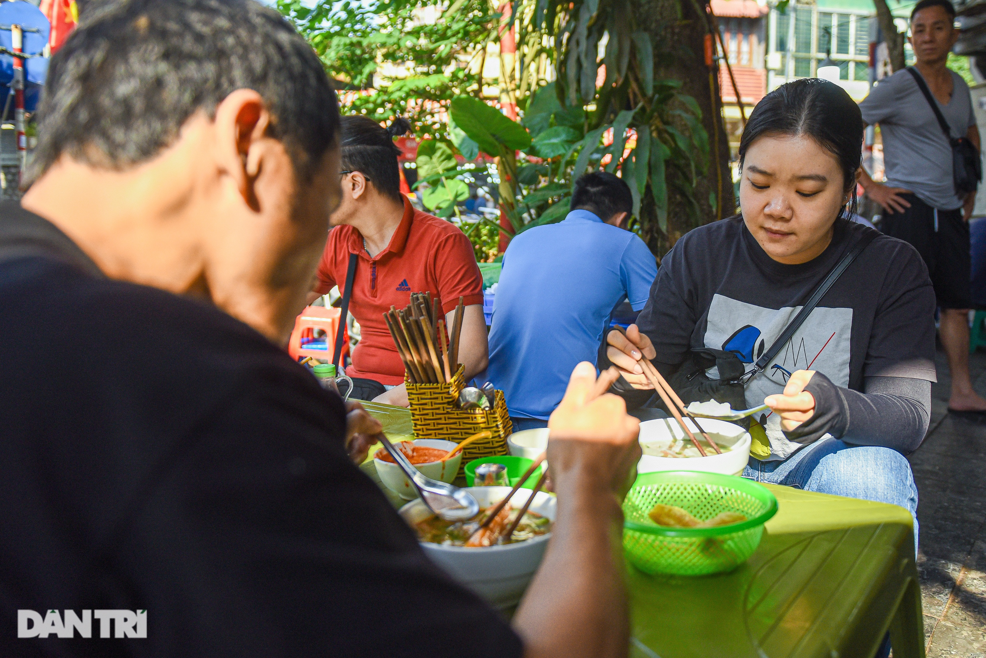 Quán phở 70 tuổi ở Hà Nội, ông chủ bán vèo 400 bát trong vài giờ - 8