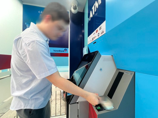 Rút tiền tại ATM bằng căn cước công dân: Mất tiền ai chịu trách nhiệm? - Ảnh 1.