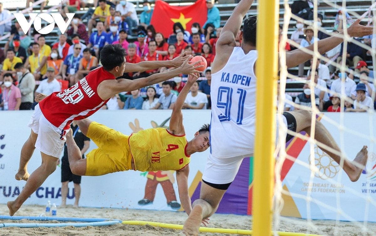 Vietnamese players (in yellow jersey) beat Thais 2-1, winning a gold in the men's beach handball,