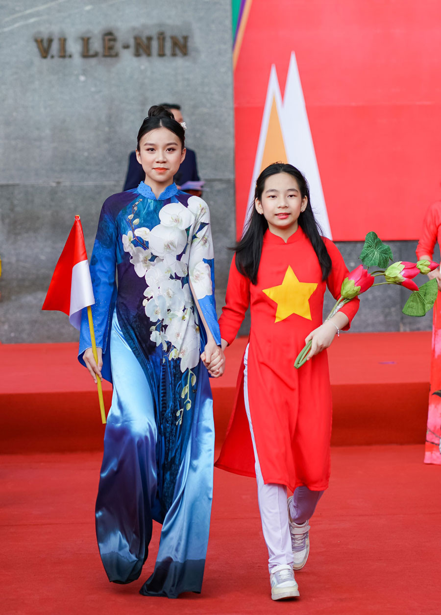 trinh dien ao dai quoc hoa tren duong pho mung sea games 31 104590c996a44b3abbeacf6f28076a86