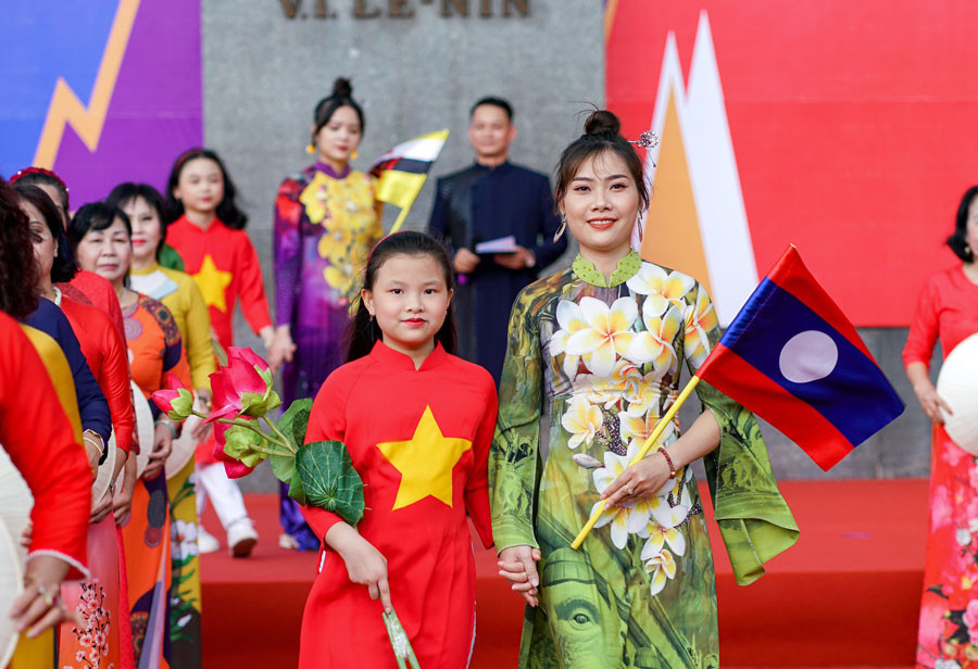 trinh dien ao dai quoc hoa tren duong pho mung sea games 31 49db2c1c00dd41ae885edb536f4883e2