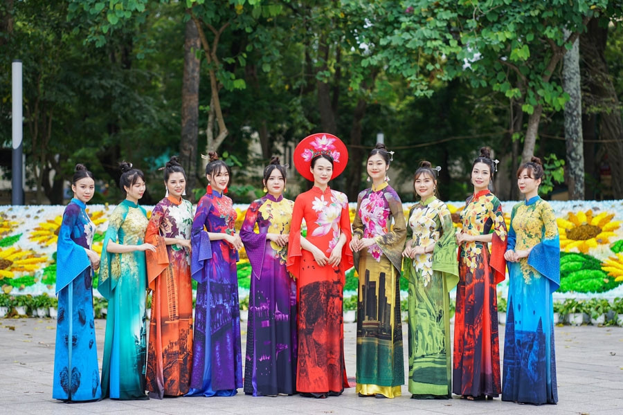 Performance of the national flower ao dai on the street to celebrate the 31st SEA Games