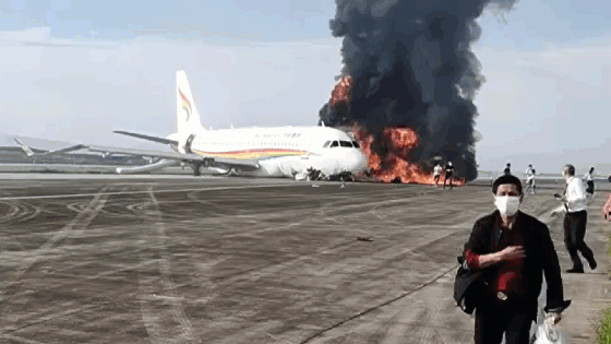 Khoảnh khắc hành khách chạy thục mạng khỏi chiếc máy bay đang bốc cháy ở Trung Quốc