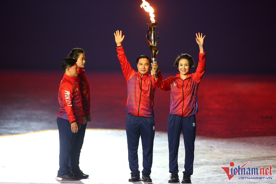 Màn châm đuốc SEA Games 31 ấn tượng của các ngôi sao thể thao Việt Nam