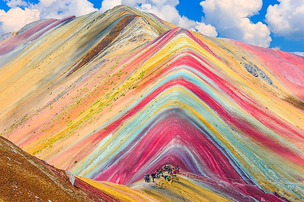 Điều gì tạo nên màu sắc rực rỡ của núi cầu vồng đẹp như cổ tích ở Peru?