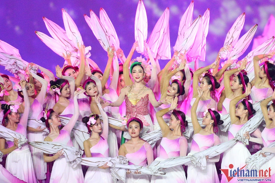 Nghệ sĩ múa Linh Nga tỏa sáng ở lễ khai mạc SEA Games 31