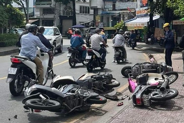 TP.HCM: Ô tô đâm loạt xe máy trên phố, người bị thương nằm la liệt