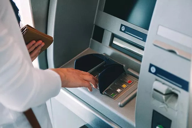 Rút tiền tại ATM bằng CCCD gắn chip: Làm sao để an toàn?