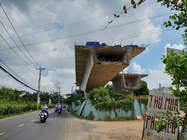 Tiền 'ế' trong két chục nghìn tỷ nhưng làm cây cầu vật vã 6 năm không xong