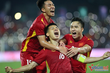 Hùng Dũng lập đại công, U23 Việt Nam lên đầu bảng