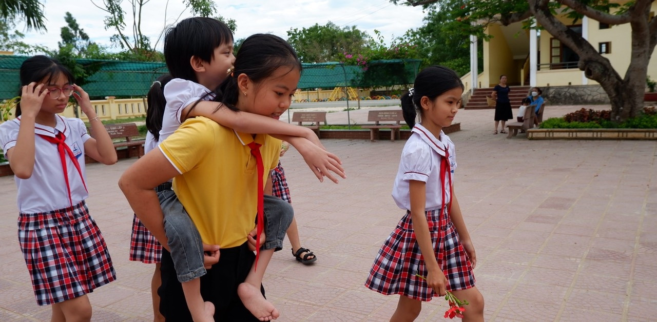 10-year-old girl 4 years carries her friend to class
