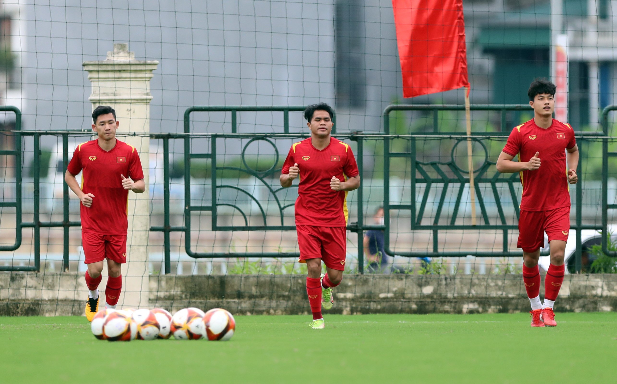 Riêng nhóm cầu thủ đá ít hoặc dự bị tại U23 Việt Nam phải tập riêng, trong khi các đồng đội đá chính tập thả lỏng