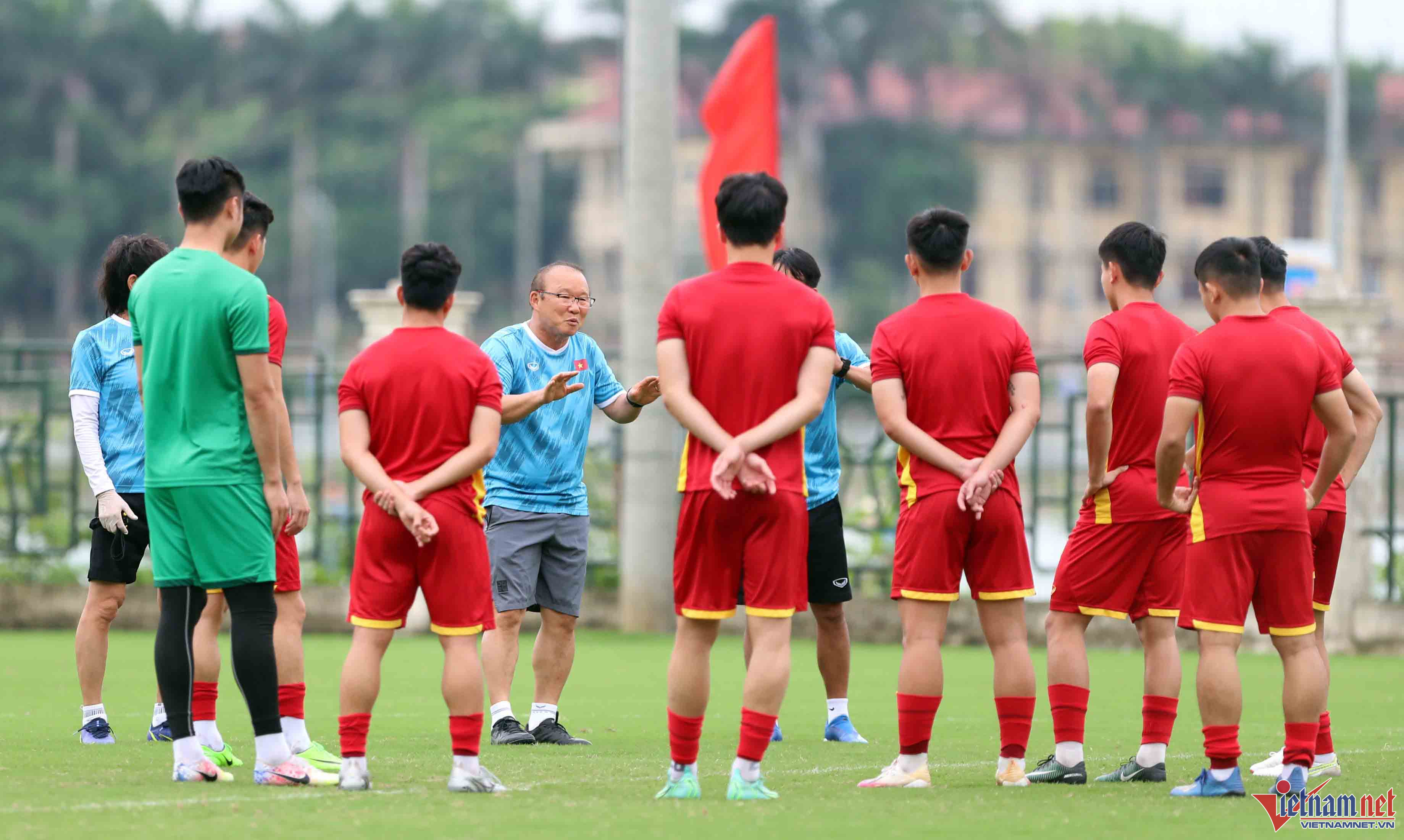 HLV Park Hang Seo đã gọi nhóm đá chính trong chiến thắng trước U23 Myanmar để đưa ra những góp ý 