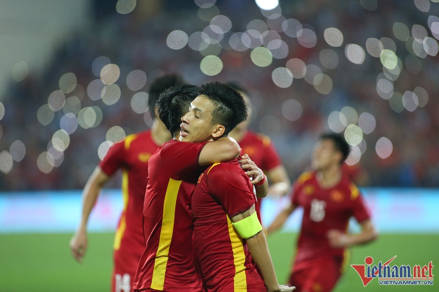 Mưa như trút nước, 17.000 CĐV vẫn 'nhuộm đỏ' sân Việt Trì cổ vũ U23 VN đấu Myanmar