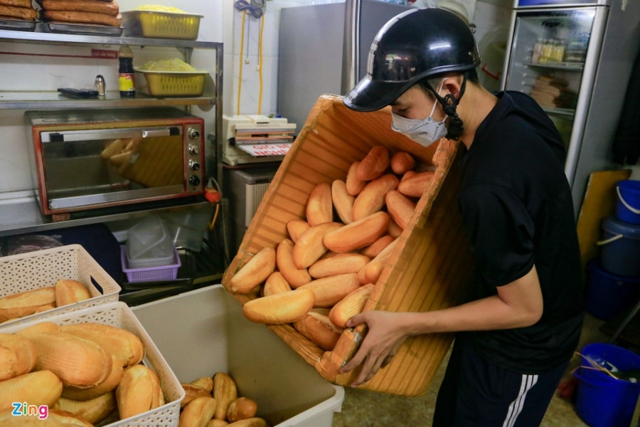 Những hàng bánh mì nổi tiếng Hà Nội bán hơn 1.000 chiếc mỗi ngày
