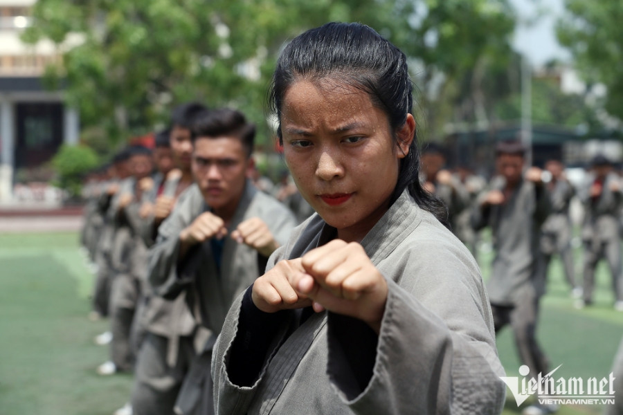 Nữ cảnh sát cơ động ướt đẫm mồ hôi trên thao trường