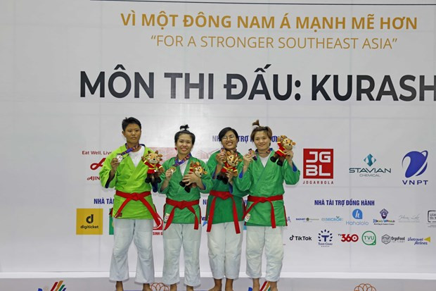 SEA Games 31: Vietnam pockets 13 golds on first official competition day hinh anh 1