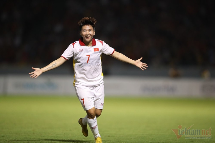 SEA Games 31: Tuyển nữ Việt Nam chiêu đãi CĐV Cẩm Phả bữa tiệc bàn thắng