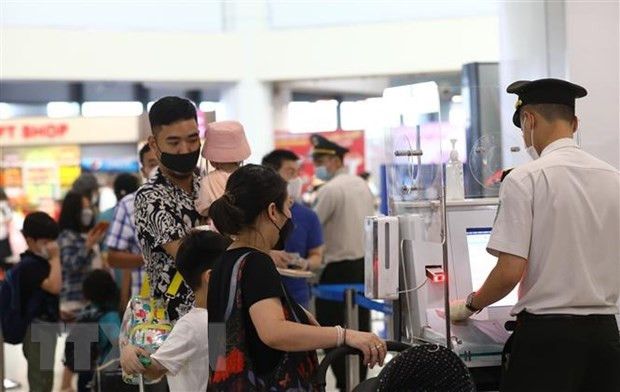 Vietnam drops COVID-19 test requirement for foreign arrivals from May 15 hinh anh 1