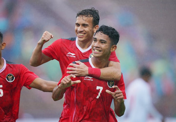 Hạ Myanmar, U23 Indonesia đoạt vé bán kết