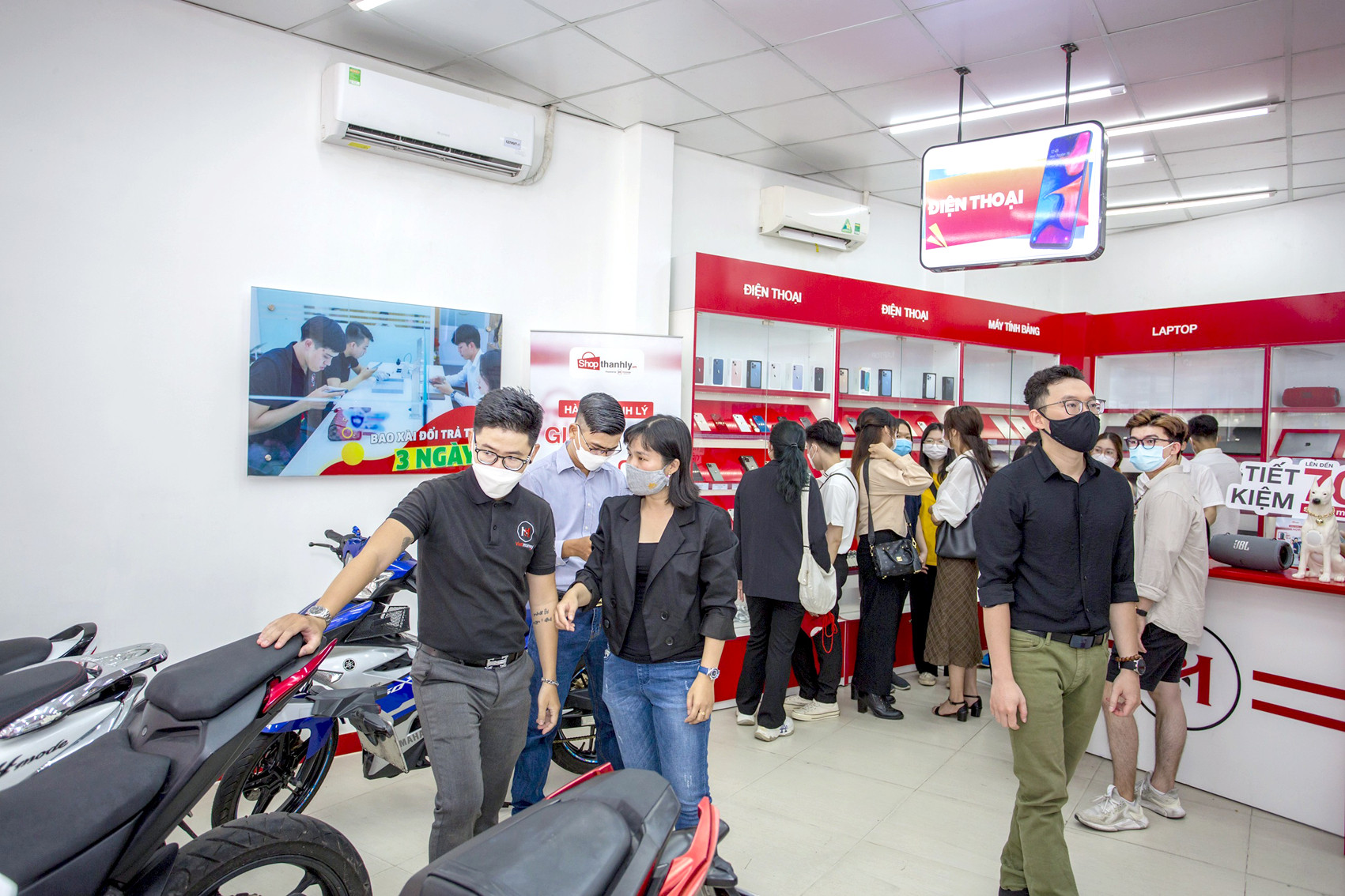 Khách đang chọn mua sản phẩm thanh lý tại shopthanhly.vn của Công ty VietMoney - ẢNH: H.LÀI