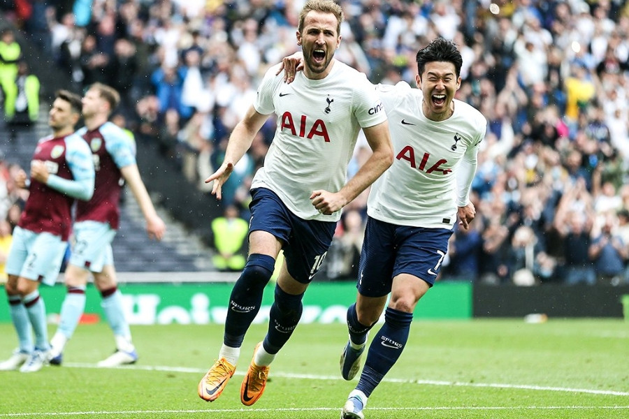 Thắng đầy tranh cãi, Tottenham vượt Arsenal leo lên thứ 4