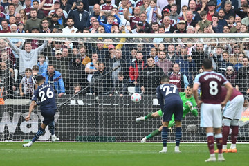 Mahrez đá hỏng 11m, Man City vất vả hòa West Ham