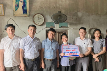Trao hơn 162 triệu đồng tới thầy giáo Hoàng Bá Dũng ở Hà Tĩnh