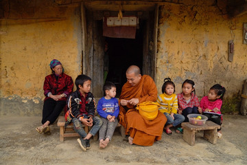 'Buông tự ái để hiểu và thương con'