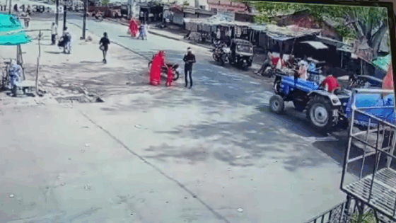 Xe chở téc nước lật, cả gia đình thoát nạn trong gang tấc