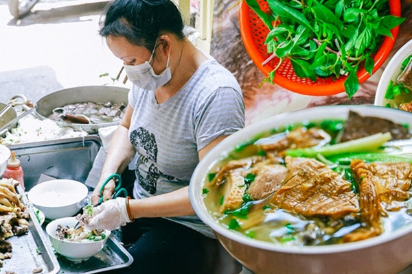 'Tuyệt kỹ' nước dùng thơm ngon của quán bún ngan đông khách nhất phố Cổ