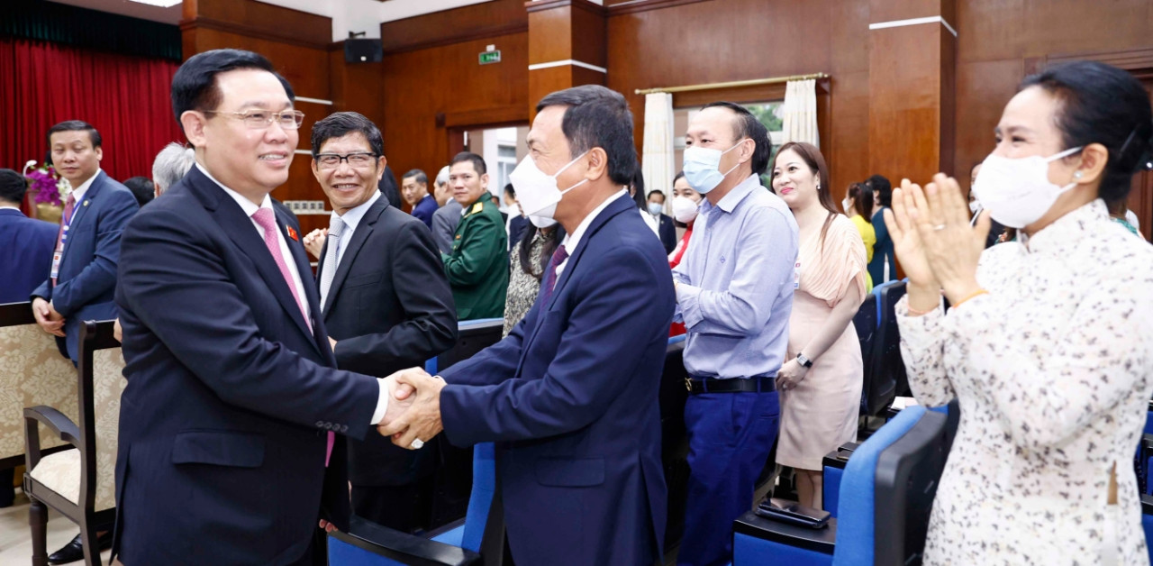 National Assembly President meets expatriates, answers problems for businesses in Laos