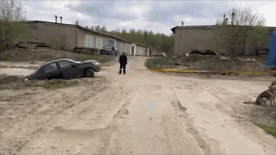 Màn cứu hộ hài hước có 1-0-2: Xe con được cứu lại rơi xuống mương bên kia đường