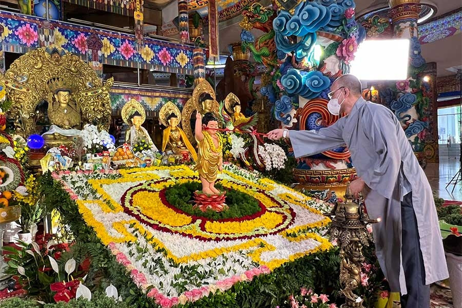 Bảo tháp Mandala Tây Thiên lắng đọng trong lễ mừng Phật đản sinh
