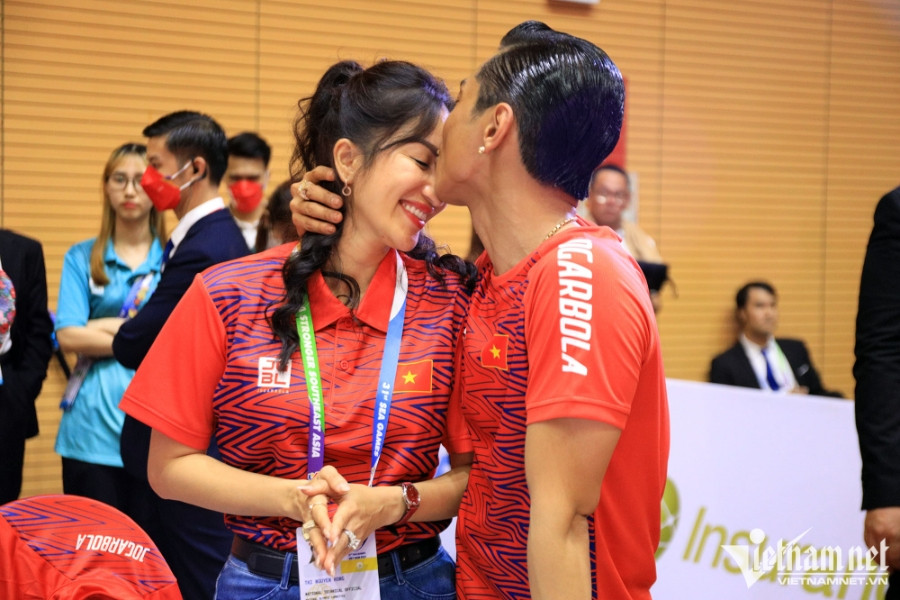 Phan Hiển hôn Khánh Thi ngọt ngào sau khi đoạt 3 HCV SEA Games 31