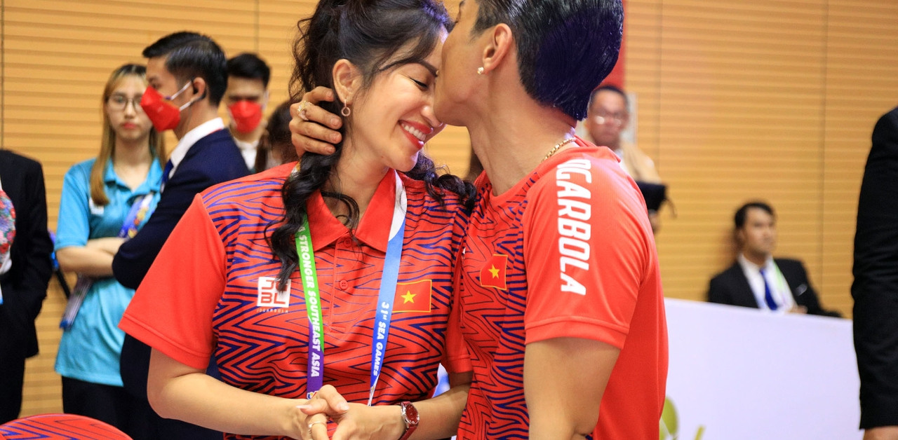 Phan Hien kisses Khanh Thi sweetly after winning 3 gold medals at the 31st SEA Games