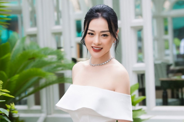 Phương Oanh váy trễ khoe vai thon trắng ngần