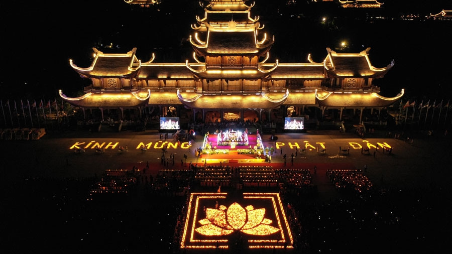 Hàng nghìn người ngồi dưới trời mưa mừng Phật Đản 2022