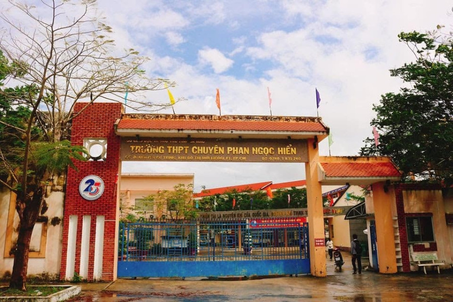 Hiệu phó trường chuyên yêu cầu học sinh ăn đồ từ thùng rác bị kỷ luật