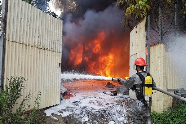 Cháy bãi tập kết phế thải nhựa ở Hà Nội, cột khói cao hàng chục mét