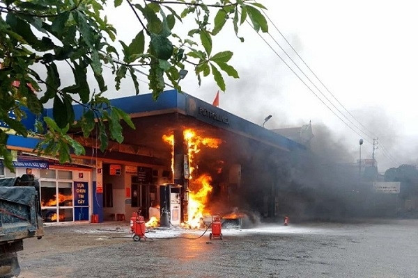 Lái xe ô tô đạp nhầm chân ga làm cây xăng ở Thừa Thiên - Huế bốc cháy