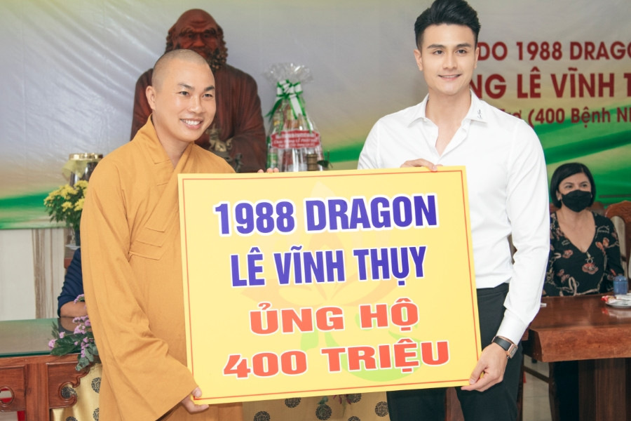 Vĩnh Thụy trao 400 triệu đồng cho các bệnh nhân hậu Covid-19