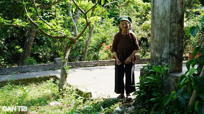 The oldest woman in Vietnam, with 114 descendants, still sneaks... trading - 2