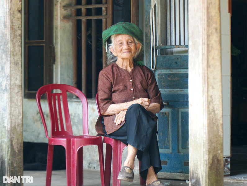 The oldest woman in Vietnam, with 114 children and grandchildren still sneaks... trading - 1